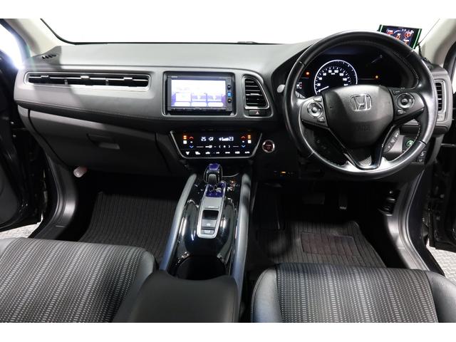 ドライバーを包み込むように、ディスプレーやスイッチ、コンソールを配置。座った瞬間から運転への期待が！空間そのものの心地よさにこだわっています。