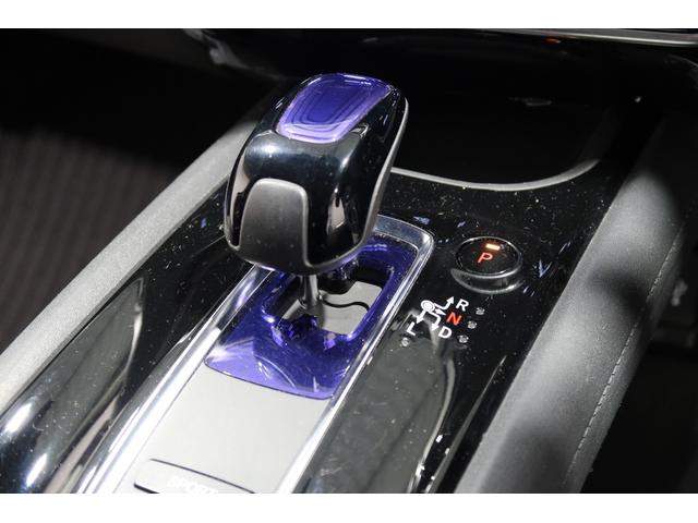 扱いやすい位置に配置されたフロアオートマチックです☆ＣＶＴを採用で滑らかでスムーズな走りが楽しめますよ♪