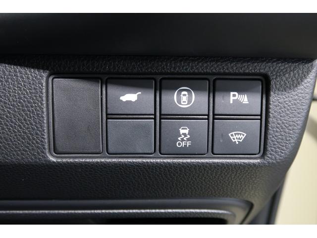 ヴェゼル ｅ：ＨＥＶＺ　認定中古車　２年保証付　ワンオーナー　ナビ　Ｂカメラ　ＥＴＣ　運転支援　全周囲カメラ　衝突回避支援ブレーキ機能　パノラミックビューモニター　１オナ　スマキ　Ｐトランク　フルオートエアコン　エアバッグ（17枚目）