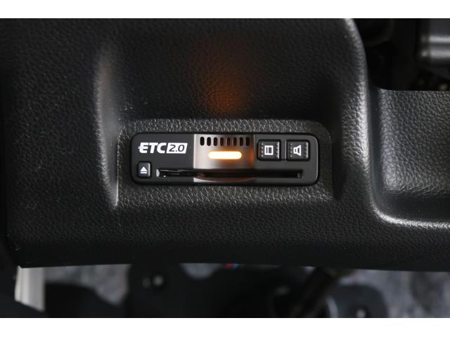 ヴェゼル ｅ：ＨＥＶＺ　認定中古車　２年保証付　ワンオーナー　ナビ　Ｂカメラ　ＥＴＣ　運転支援　全周囲カメラ　衝突回避支援ブレーキ機能　パノラミックビューモニター　１オナ　スマキ　Ｐトランク　フルオートエアコン　エアバッグ（18枚目）