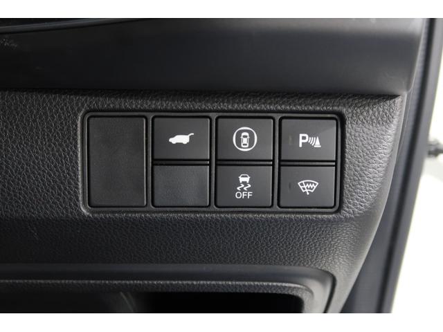 ヴェゼル ｅ：ＨＥＶＺ　認定中古車　２年保証付　ワンオーナー　ナビ　Ｂカメラ　ドラレコ　ＥＴＣ　運転支援　全周囲カメラ　衝突回避支援ブレーキ機能　パノラミックビューモニター　１オナ　スマキ　Ｐトランク　フルオートエアコン（17枚目）