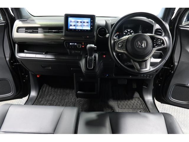 ドライバーを包み込むように、ディスプレーやスイッチ、コンソールを配置。座った瞬間から運転への期待が！空間そのものの心地よさにこだわっています。