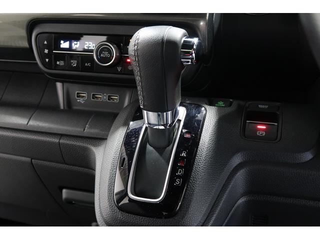 インパネシフトだから視線の移動も少なく足元もスッキリ♪運転席もゆったりしているのでゆとりを持ってドライブできますね！