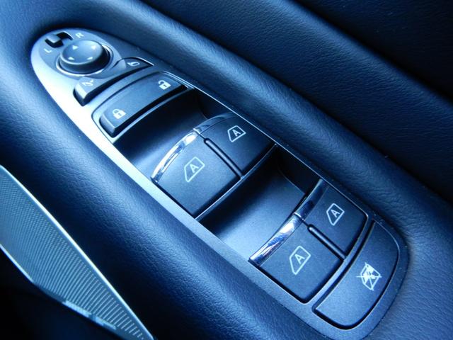 パワーウインドウは前席フルオート開閉！