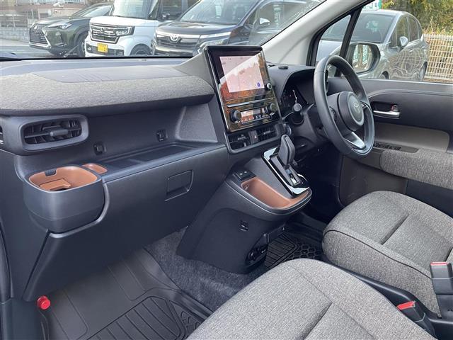 シエンタ ハイブリッドＺ　純正ナビ　純正フリップダウンモニター　パノラミックビューモニター　ビルトインＥＴＣ２．０　　純正前後ドラレコ　両側パワースライドドア　ＬＥＤヘッドライト　クリアランスソナー　純正アルミ（40枚目）