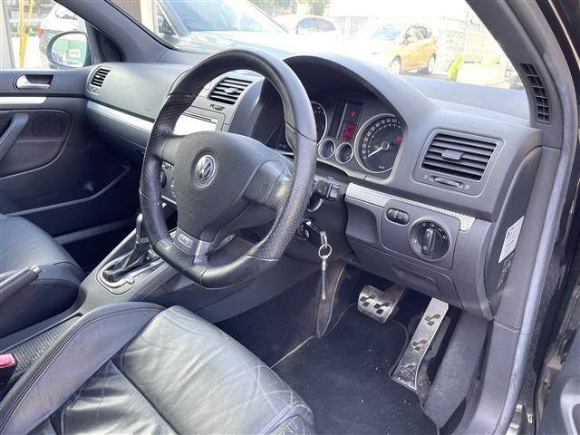 ゴルフ R32 本革シート シートヒーター 社外ディスプレイオーディオ バックカメラ 純正18インチAW HIDライト キーレス(5枚目)