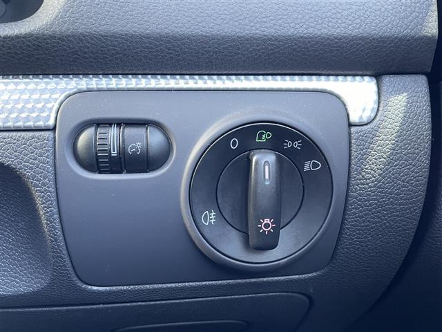 ゴルフ R32 本革シート シートヒーター 社外ディスプレイオーディオ バックカメラ 純正18インチAW HIDライト キーレス(17枚目)