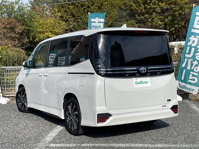 ヴォクシー ハイブリッドＳ－Ｚ　快適利便ＰＫＧ　ユニバーサルステップ　トヨタチームメイトアドバンストパーク　パノラミックビューモニター　パワーバックドア　シートヒーター　両側パワースライドドア　セーフティセンス　クリアランスソナー（3枚目）