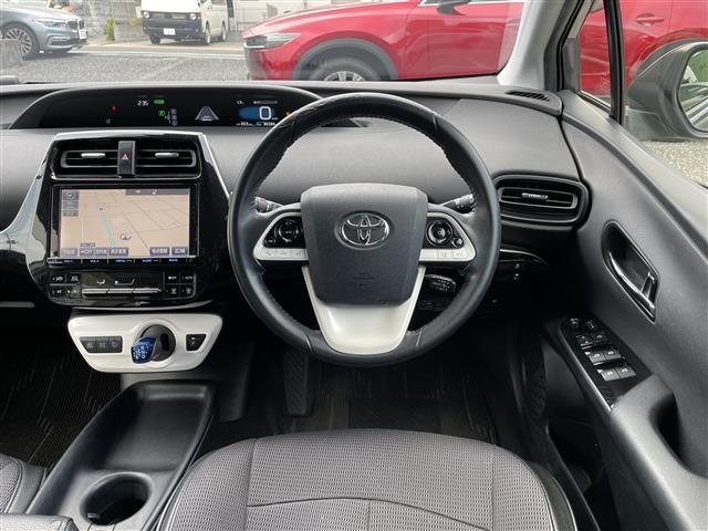 プリウス Ｓ　純正９型ナビＴＶ　バックカメラ　ビルトインＥＴＣ　レーダークルーズコントロール　衝突軽減ブレーキ　ＬＥＤヘッドライト　プッシュスタート　スマートキー（4枚目）