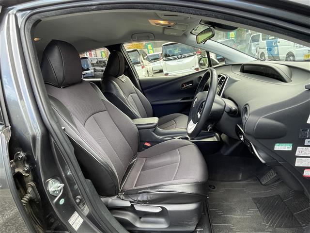 プリウス Ｓ　純正９型ナビＴＶ　バックカメラ　ビルトインＥＴＣ　レーダークルーズコントロール　衝突軽減ブレーキ　ＬＥＤヘッドライト　プッシュスタート　スマートキー（6枚目）