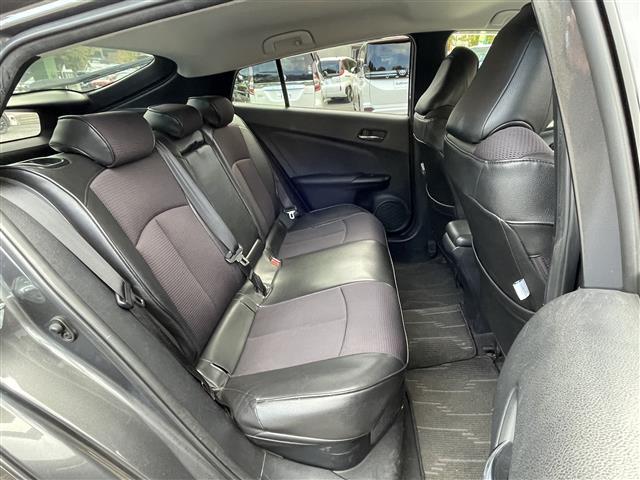 プリウス Ｓ　純正９型ナビＴＶ　バックカメラ　ビルトインＥＴＣ　レーダークルーズコントロール　衝突軽減ブレーキ　ＬＥＤヘッドライト　プッシュスタート　スマートキー（8枚目）