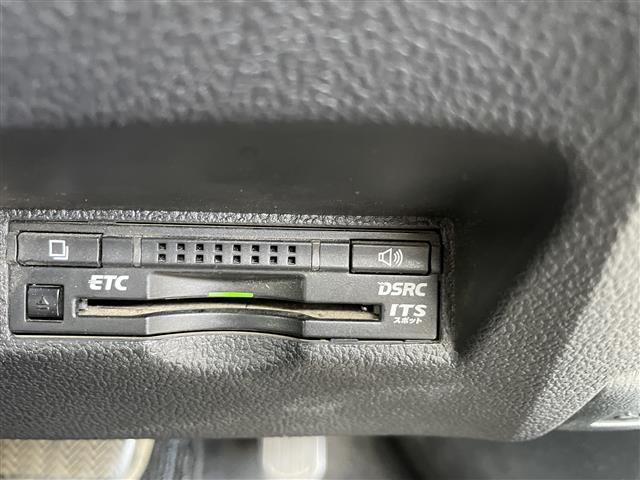 プリウス Ｓ　純正９型ナビＴＶ　バックカメラ　ビルトインＥＴＣ　レーダークルーズコントロール　衝突軽減ブレーキ　ＬＥＤヘッドライト　プッシュスタート　スマートキー（18枚目）
