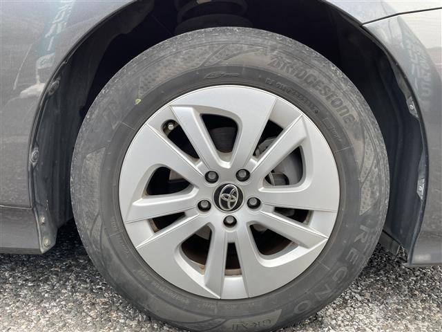 プリウス Ｓ　純正９型ナビＴＶ　バックカメラ　ビルトインＥＴＣ　レーダークルーズコントロール　衝突軽減ブレーキ　ＬＥＤヘッドライト　プッシュスタート　スマートキー（27枚目）