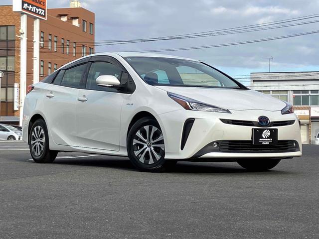 プリウス Ａプレミアム　クリアランスソナー　レーンアシスト　オートクルーズコントロール　パークアシスト　衝突被害軽減システム　バックカメラ　ナビ　ＴＶ　アルミホイール　オートマチックハイビーム　オートライト（2枚目）