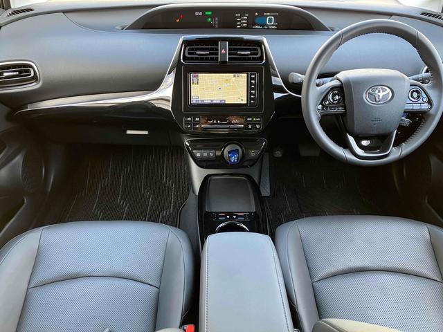 プリウス Ａプレミアム　クリアランスソナー　レーンアシスト　オートクルーズコントロール　パークアシスト　衝突被害軽減システム　バックカメラ　ナビ　ＴＶ　アルミホイール　オートマチックハイビーム　オートライト（3枚目）