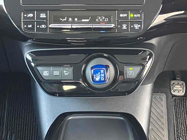 プリウス Ａプレミアム　クリアランスソナー　レーンアシスト　オートクルーズコントロール　パークアシスト　衝突被害軽減システム　バックカメラ　ナビ　ＴＶ　アルミホイール　オートマチックハイビーム　オートライト（12枚目）