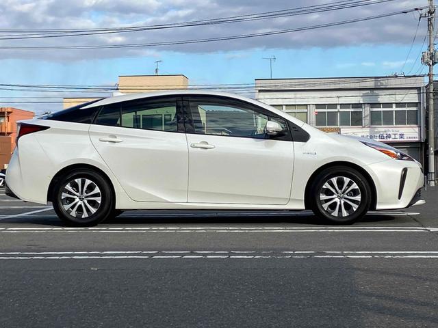 プリウス Ａプレミアム　クリアランスソナー　レーンアシスト　オートクルーズコントロール　パークアシスト　衝突被害軽減システム　バックカメラ　ナビ　ＴＶ　アルミホイール　オートマチックハイビーム　オートライト（14枚目）