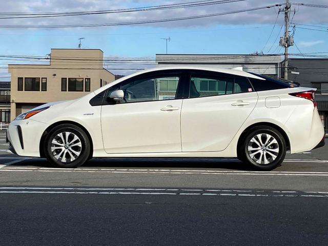 プリウス Ａプレミアム　クリアランスソナー　レーンアシスト　オートクルーズコントロール　パークアシスト　衝突被害軽減システム　バックカメラ　ナビ　ＴＶ　アルミホイール　オートマチックハイビーム　オートライト（15枚目）