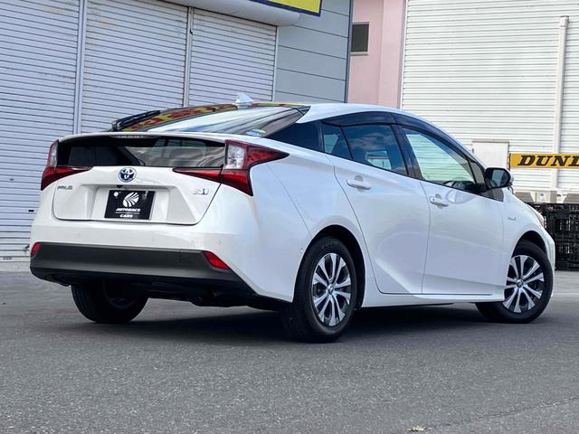 プリウス Ａプレミアム　クリアランスソナー　レーンアシスト　オートクルーズコントロール　パークアシスト　衝突被害軽減システム　バックカメラ　ナビ　ＴＶ　アルミホイール　オートマチックハイビーム　オートライト（17枚目）