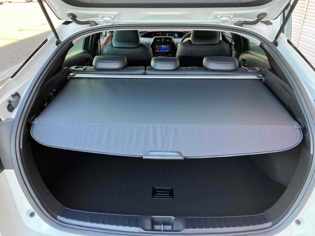 プリウス Ａプレミアム　クリアランスソナー　レーンアシスト　オートクルーズコントロール　パークアシスト　衝突被害軽減システム　バックカメラ　ナビ　ＴＶ　アルミホイール　オートマチックハイビーム　オートライト（21枚目）