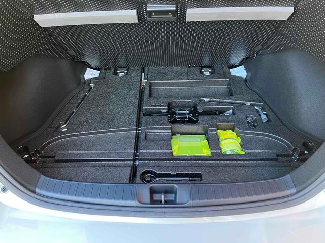 プリウス Ａプレミアム　クリアランスソナー　レーンアシスト　オートクルーズコントロール　パークアシスト　衝突被害軽減システム　バックカメラ　ナビ　ＴＶ　アルミホイール　オートマチックハイビーム　オートライト（24枚目）