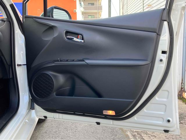 プリウス Ａプレミアム　クリアランスソナー　レーンアシスト　オートクルーズコントロール　パークアシスト　衝突被害軽減システム　バックカメラ　ナビ　ＴＶ　アルミホイール　オートマチックハイビーム　オートライト（35枚目）