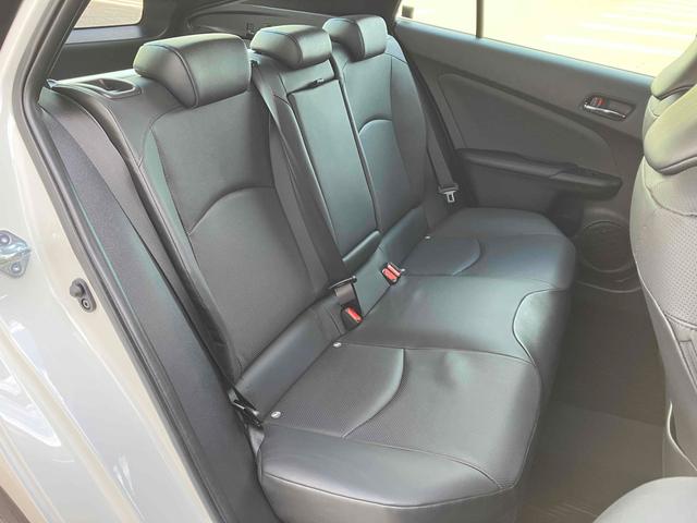 プリウス Ａプレミアム　クリアランスソナー　レーンアシスト　オートクルーズコントロール　パークアシスト　衝突被害軽減システム　バックカメラ　ナビ　ＴＶ　アルミホイール　オートマチックハイビーム　オートライト（39枚目）