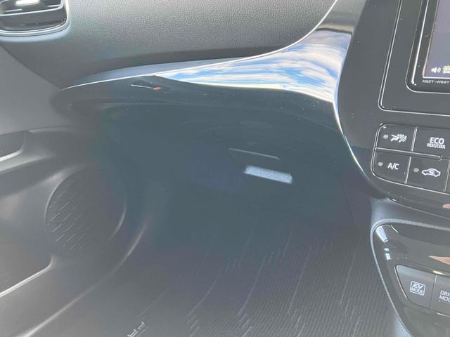 プリウス Ａプレミアム　クリアランスソナー　レーンアシスト　オートクルーズコントロール　パークアシスト　衝突被害軽減システム　バックカメラ　ナビ　ＴＶ　アルミホイール　オートマチックハイビーム　オートライト（46枚目）