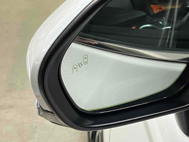 カムリ WSレザーパッケージ TRDエアロ クリアランスソナー レーンアシスト オートクルーズコントロール バックカメラ ナビ オートマチックハイビーム LEDヘッドランプ ヘッドアップディスプレイ パドルシフト(23枚目)