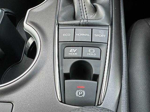 カムリ WSレザーパッケージ 4WD 後期型/4WD/GRフルエアロ/TRDドレスアップマフラー/全方位カメラ/JBL/純正ナビ/ディスプレイオーディオ/ヘッドアップディスプレイ/ブラインドスポットモニター/ETC2.0/フルレザーシート(30枚目)