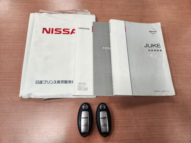 ジューク １５ＲＸ　Ｖセレクション　バックカメラ　レーンアシスト　衝突被害軽減システム　ナビ　ＴＶ　オートライト　アルミホイール　スマートキー　アイドリングストップ　電動格納ミラー　ＣＶＴ　盗難防止システム　衝突安全ボディ　ＣＤ（3枚目）