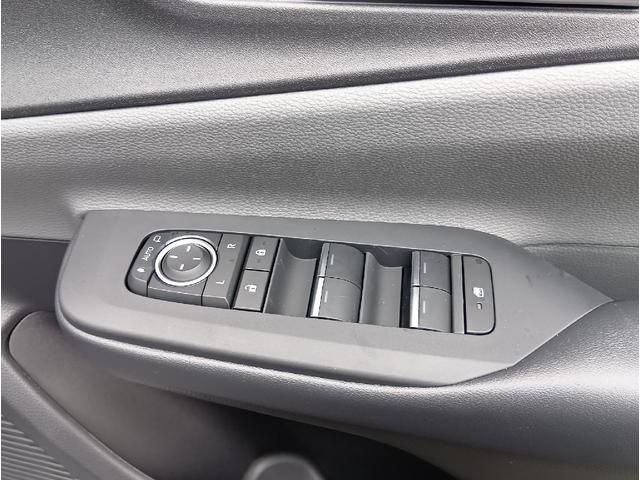 プリウス Ｚ　ＥＴＣ　クリアランスソナー　レーンアシスト　オートクルーズコントロール　パークアシスト　衝突被害軽減システム　全周囲カメラ　ナビ　アルミホイール　オートマチックハイビーム　オートライト（12枚目）