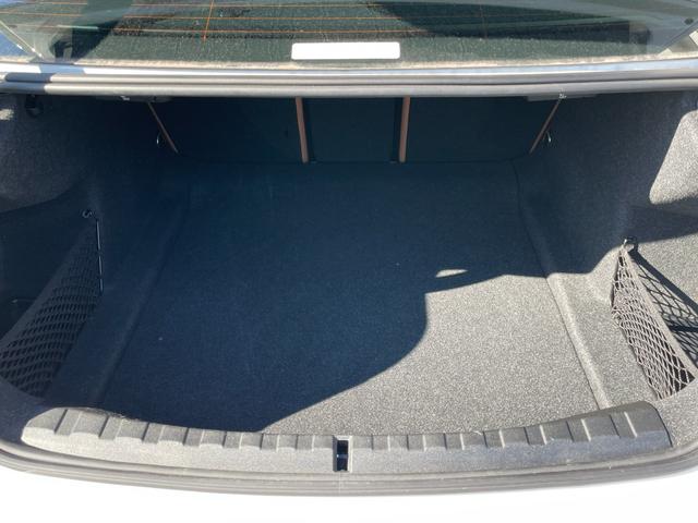 ３シリーズ ３１８ｉ　４０ｔｈアニバーサリーエディション　ワンオーナー　ドライブレコーダー　ＥＴＣ　バックカメラ　ナビ　クリアランスソナー　追従クルーズコントロール　レーンアシスト　パークアシスト　衝突被害軽減システム　アルミホイール　オートハイビーム（19枚目）