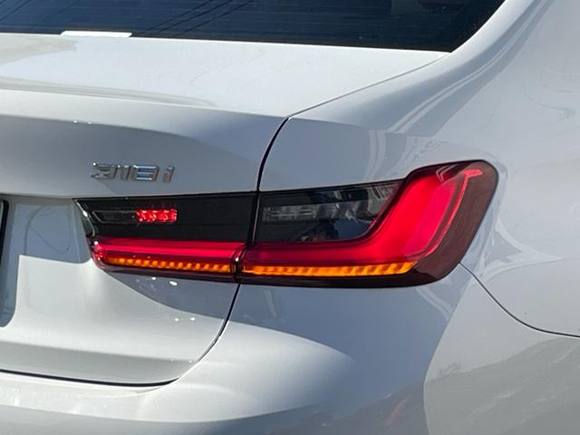 ３シリーズ ３１８ｉ　４０ｔｈアニバーサリーエディション　ワンオーナー　ドライブレコーダー　ＥＴＣ　バックカメラ　ナビ　クリアランスソナー　追従クルーズコントロール　レーンアシスト　パークアシスト　衝突被害軽減システム　アルミホイール　オートハイビーム（77枚目）