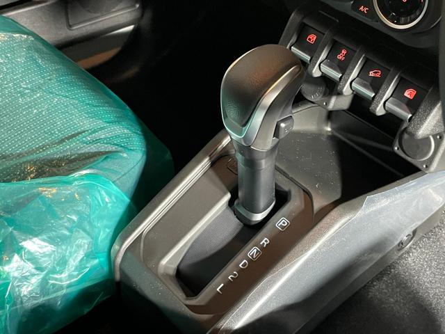 ジムニーノマド FC ユーザー買取車 デュアルカメラブレーキサポート 車線逸脱警報 アダプティブクルーズコントロール LEDヘッドライト オートライト シートヒーター 革巻きステアリング オートエアコン プッシュスタート(11枚目)