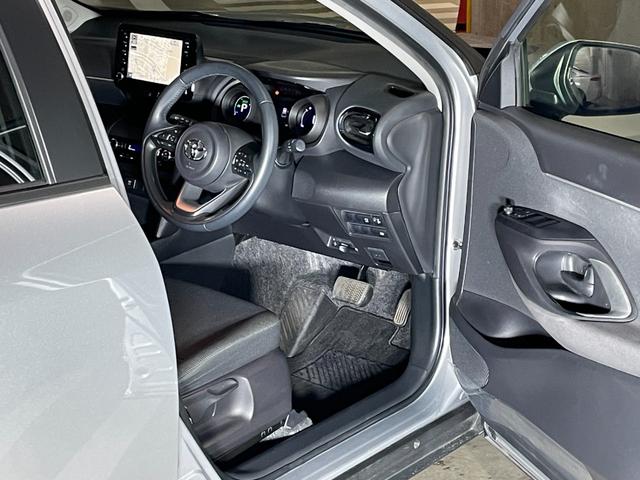 ヤリスクロス ハイブリッドＧ　ユーザー買取車　ブラインドスポットモニター　パノラミックビューモニター　ＬＥＤヘッドライト　オートライト　プリクラッシュセーフティ　レーダークルーズコントロール　ナビ　ＥＴＣ　プッシュスタート（2枚目）