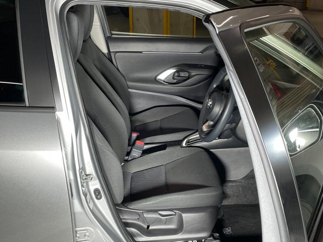 ヤリスクロス ハイブリッドＧ　ユーザー買取車　ブラインドスポットモニター　パノラミックビューモニター　ＬＥＤヘッドライト　オートライト　プリクラッシュセーフティ　レーダークルーズコントロール　ナビ　ＥＴＣ　プッシュスタート（32枚目）