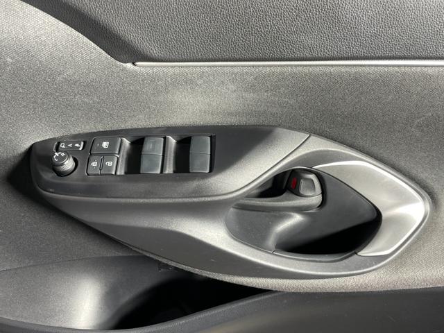 ヤリスクロス ハイブリッドＧ　ユーザー買取車　ブラインドスポットモニター　パノラミックビューモニター　ＬＥＤヘッドライト　オートライト　プリクラッシュセーフティ　レーダークルーズコントロール　ナビ　ＥＴＣ　プッシュスタート（62枚目）