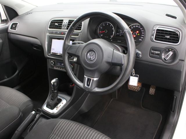 ポロ ＴＳＩハイライン　フルセグナビ　Ｂｌｕｅｔｏｏｔｈ　ＵＳＢ入力　Ｂカメラ　ＥＴＣ　ＨＩＤヘッドライト　フロントフォグランプ　純正アルミホイール　オートエアコン　アームレスト（9枚目）