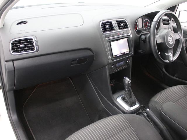 ポロ ＴＳＩハイライン　フルセグナビ　Ｂｌｕｅｔｏｏｔｈ　ＵＳＢ入力　Ｂカメラ　ＥＴＣ　ＨＩＤヘッドライト　フロントフォグランプ　純正アルミホイール　オートエアコン　アームレスト（11枚目）