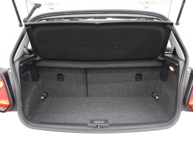 ポロ ＴＳＩハイライン　フルセグナビ　Ｂｌｕｅｔｏｏｔｈ　ＵＳＢ入力　Ｂカメラ　ＥＴＣ　ＨＩＤヘッドライト　フロントフォグランプ　純正アルミホイール　オートエアコン　アームレスト（33枚目）