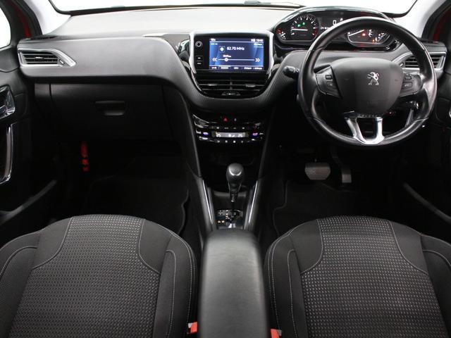 ２０８ アリュール　ファンエディション　ディスプレイオーディオ　カープレイ　Ｂｌｕｅｔｏｏｔｈ　Ｂカメラ　ＥＴＣ　オートライト　純正アルミホイール　オートエアコン　クルコン　アイドリングストップ　衝突被害軽減ブレーキ（5枚目）