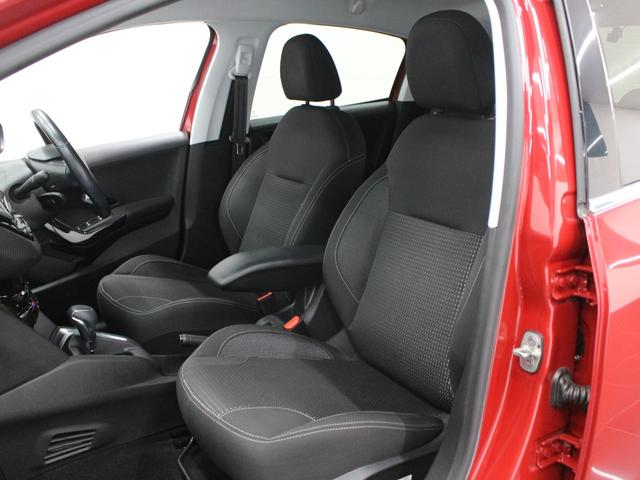 ２０８ アリュール　ファンエディション　ディスプレイオーディオ　カープレイ　Ｂｌｕｅｔｏｏｔｈ　Ｂカメラ　ＥＴＣ　オートライト　純正アルミホイール　オートエアコン　クルコン　アイドリングストップ　衝突被害軽減ブレーキ（12枚目）