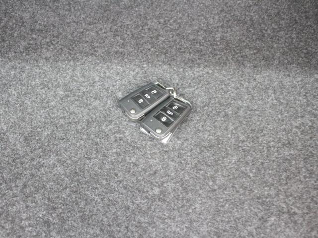 ポロ ＴＳＩハイライン　フルセグナビ　Ｂｌｕｅｔｏｏｔｈ　ＵＳＢ入力　Ｂカメラ　ＬＥＤライト　オートライト　純正ＡＷ　ＥＴＣ　クルコン　衝突被害軽減ブレーキ　ハーフレザーシート　シートヒーター　ステリモ　パドルシフト（38枚目）