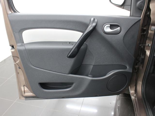 フルセグナビ　Ｂｌｕｅｔｏｏｔｈ　ＵＳＢ入力　バックカメラ　オートエアコン　ＥＴＣ　オートライト　マルチルーフレール　フォグランプ　スライドドア