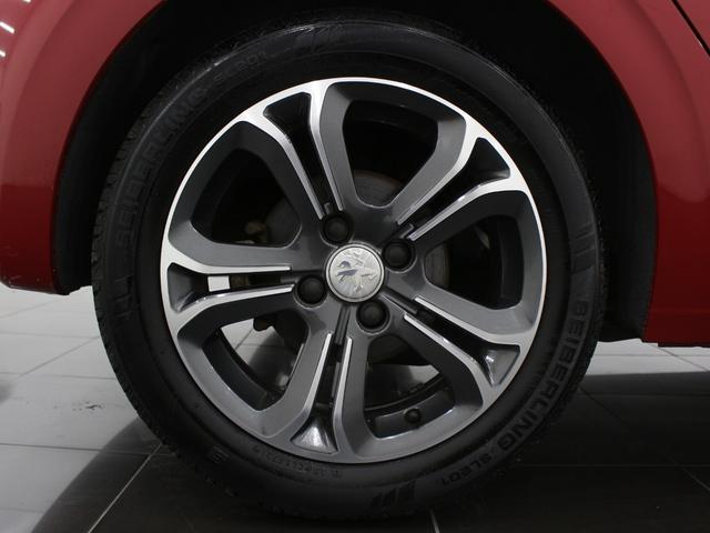 フルセグナビ　Ｂｌｕｅｔｏｏｔｈ　ＵＳＢ入力　ＨＩＤライト　オートライト　純正アルミホイール　ＥＴＣ　アイドリングストップ　アクティブシティーブレーキ　クルコン　バックカメラ　ステアリングリモコン