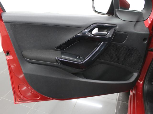 フルセグナビ　Ｂｌｕｅｔｏｏｔｈ　ＵＳＢ入力　ＨＩＤライト　オートライト　純正アルミホイール　ＥＴＣ　アイドリングストップ　アクティブシティーブレーキ　クルコン　バックカメラ　ステアリングリモコン