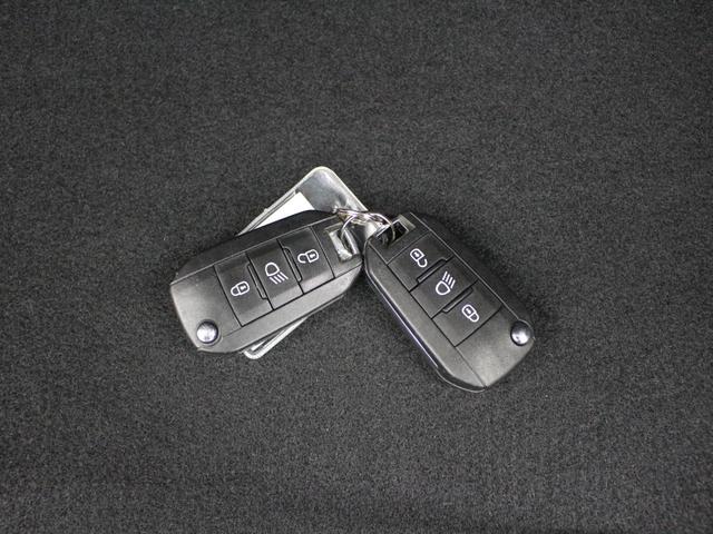 フルセグナビ　Ｂｌｕｅｔｏｏｔｈ　ＵＳＢ入力　ＨＩＤライト　オートライト　純正アルミホイール　ＥＴＣ　アイドリングストップ　アクティブシティーブレーキ　クルコン　バックカメラ　ステアリングリモコン