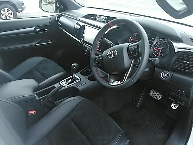 ハイラックス Ｚ　ＧＲスポーツ　ワンオーナー　キーレス　ナビ　１８アルミホイール　アイドリングストップ　ディーゼル　エアバッグ　電動シート　オートマ　フル装備　安全装備　助手席エアバッグ　サイドエアバッグ　衝突被害軽減システム（10枚目）