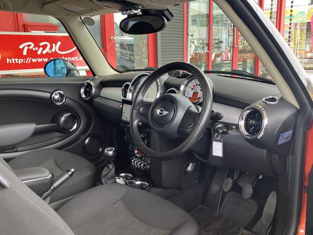 ＭＩＮＩ ワン　車検２年付　保証付　３ドア　６ＭＴ　Ｒ３年クラッチＯ／Ｈ済　Ｒ３年ブレーキパッド＆ディスク交換済＆ヘッドカバーガスケット交換済　Ｒ５年ＡＣコンプレッサー交換済　ナビ　ＴＶ　ノーマルタイヤ有（12枚目）